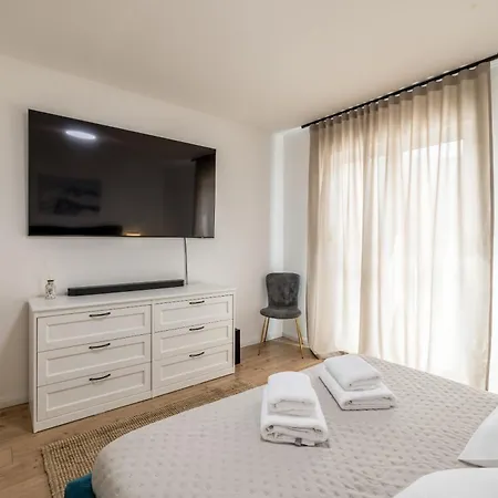 Appartement With Rated Breakfast Zap Split